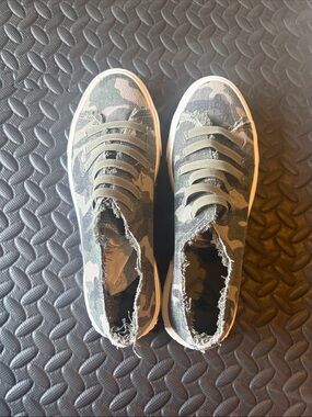 Camouflage Slip-On Canvas Sneakers - Green Camo